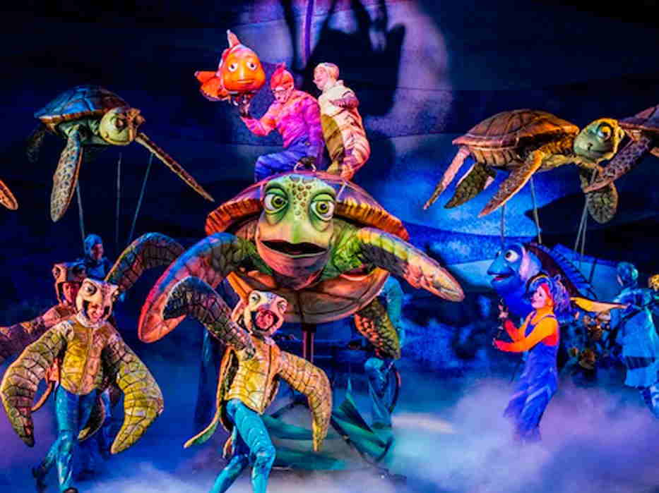 Tortugas marinas marionetas gigantes del musical buscando a Nemo