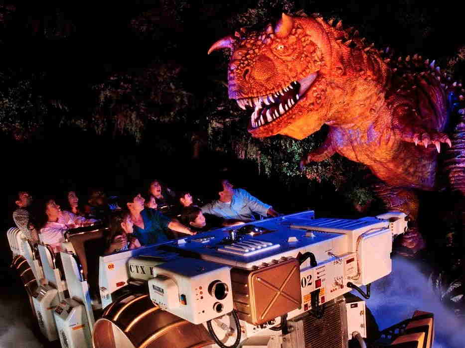 Dinosaurio atacando el coche en la atraccion del animal kingdom