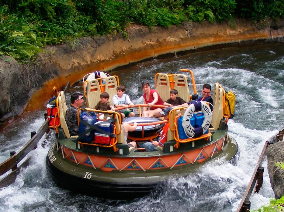 bote circular sobre el rio de la atraccion kail river rapids