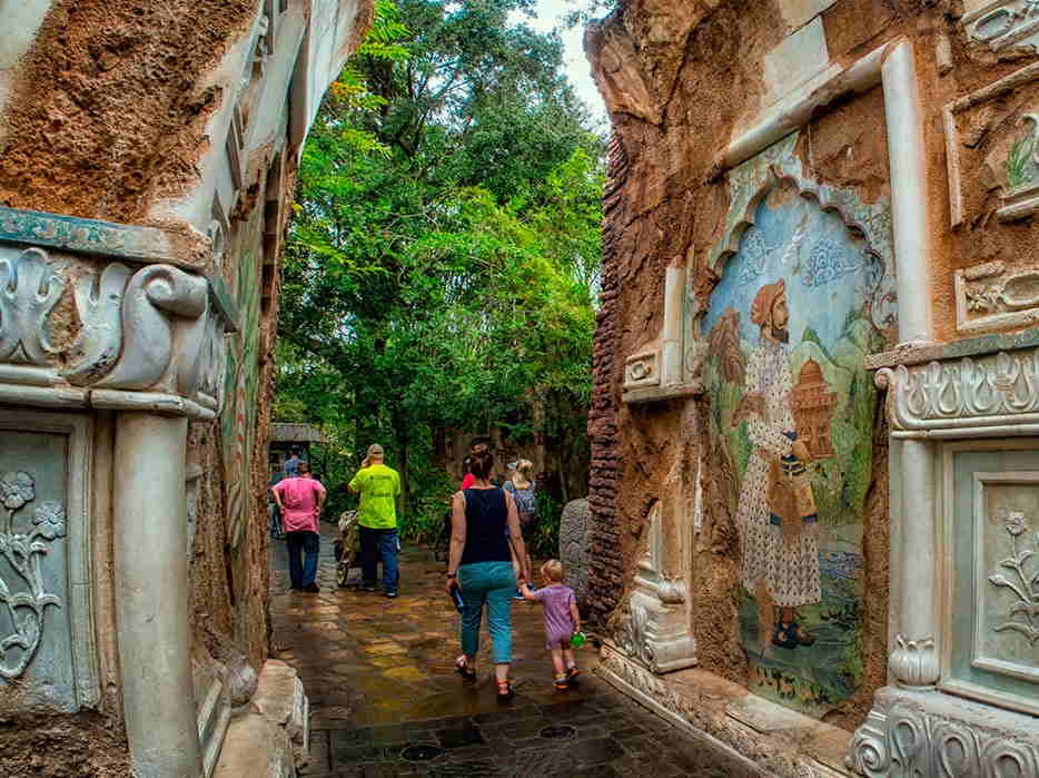 CAminos en medio de ruinas hindues del Maharaja Jungle trek