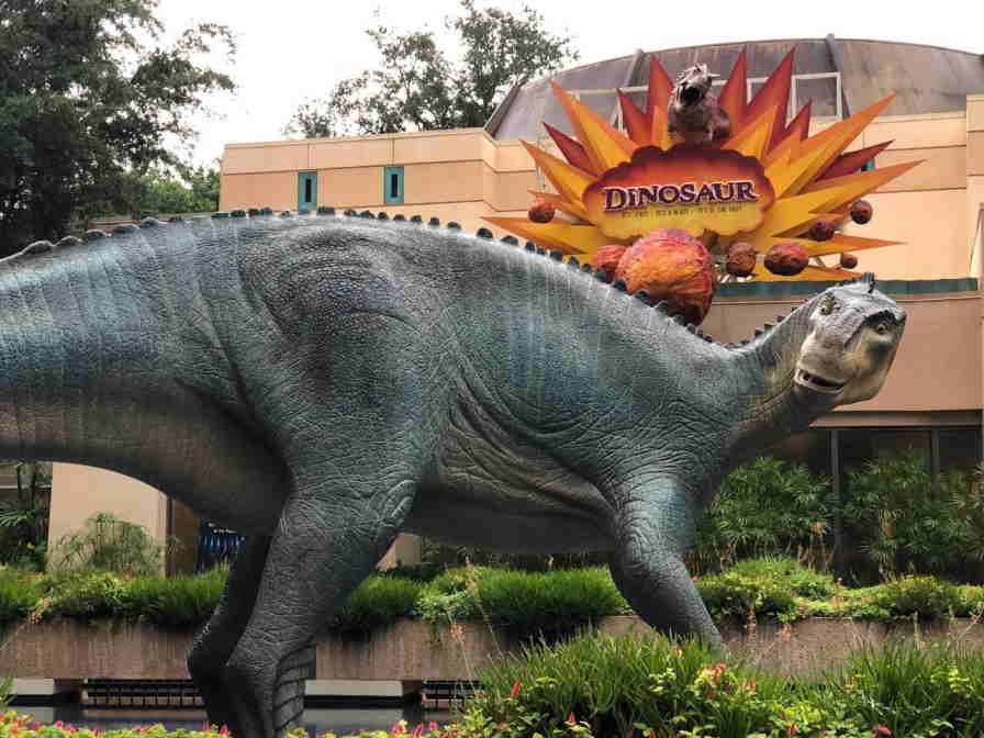 Dinosaurio en la entrada de la atraccion de animal kingdom