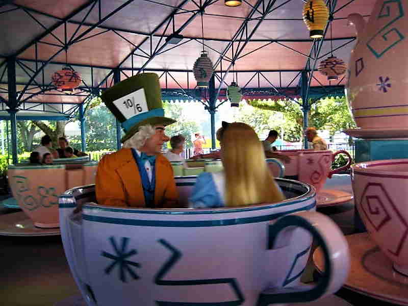 Taza con el sobmbrerero y Alicia del Mad tea PArty Magic Kingdom