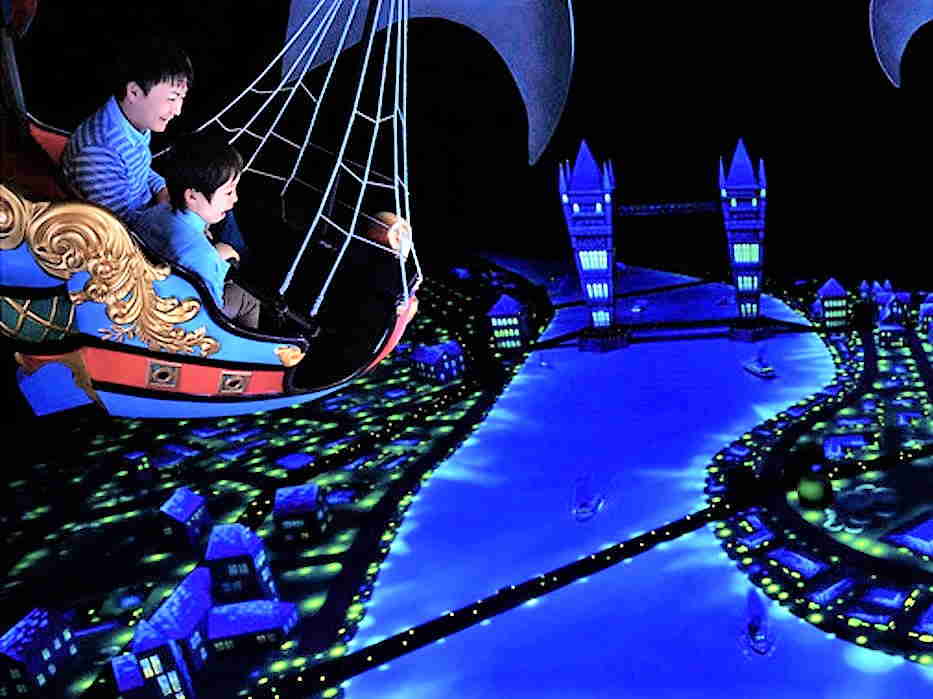 Barco volando sobre la ciudad en atraccion de Peter Pan en Magic Kingdom