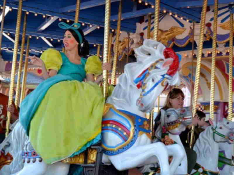 Princesas a caballo en el carroussel del Magic Kingdom