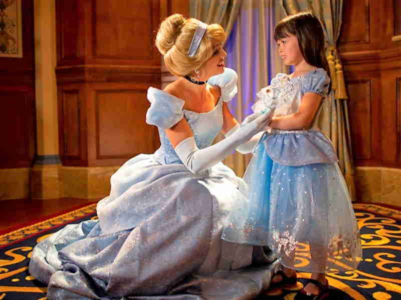 Cenicienta con niña disfrazada de del Princess fairytale