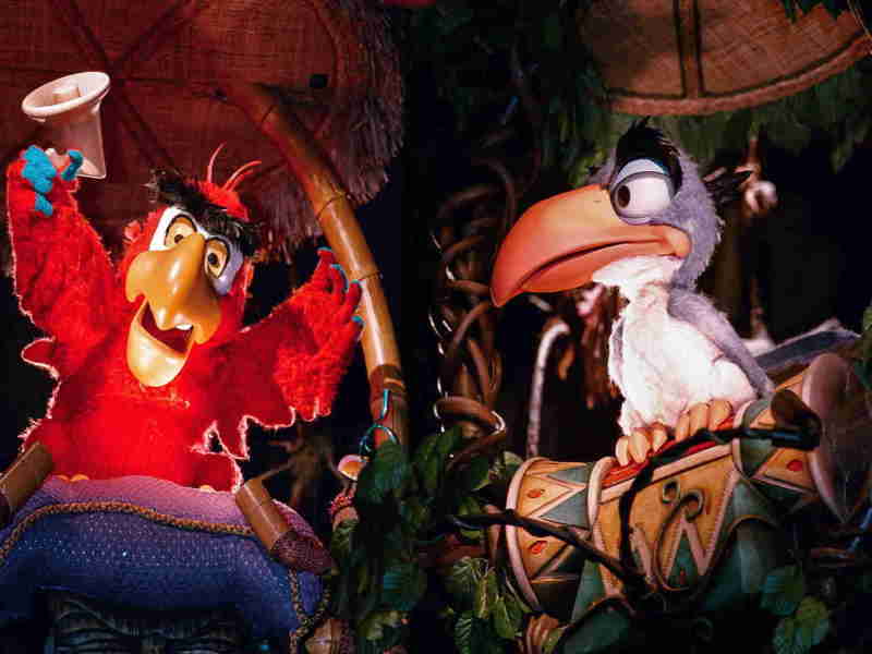 Animatronics de aves en el tikki room Magic Kingdom