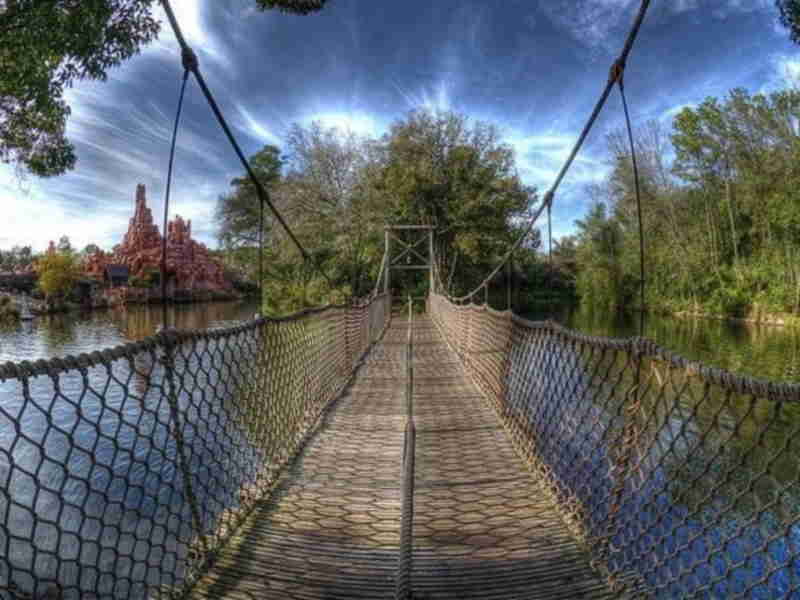 puente colgante de isla de tomsawyer magic kingdom