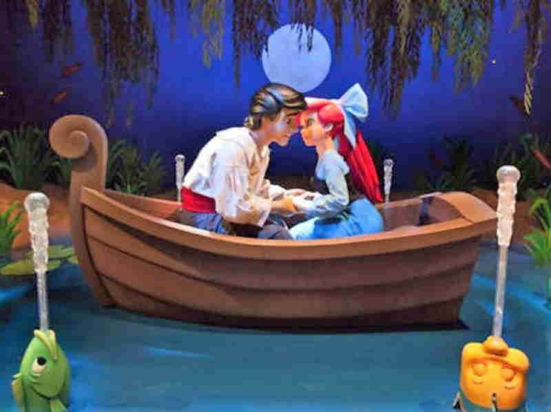 Ariel y Eric en un bote de la Atracción de fantasyland