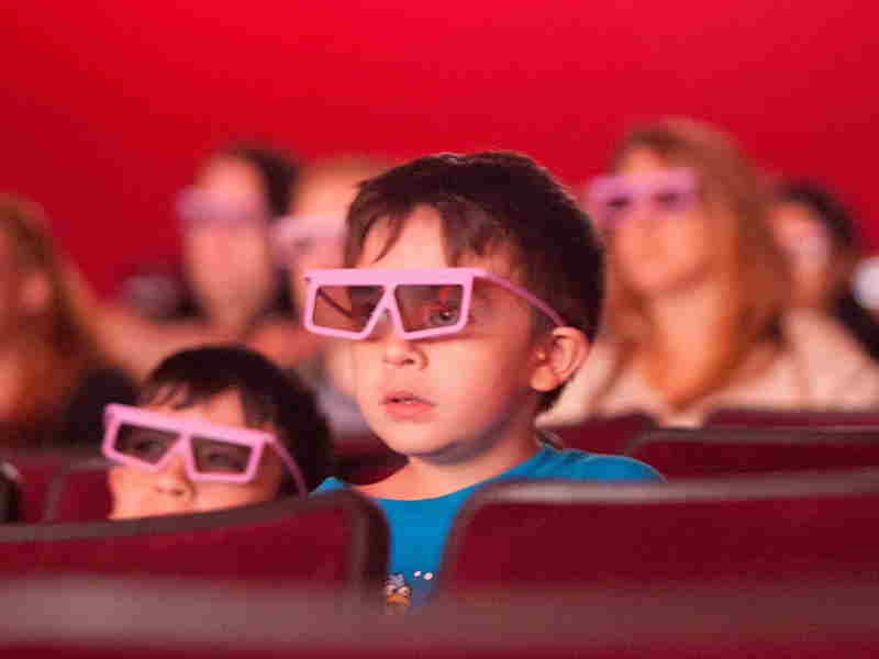 niños con lentes para ver films 3d