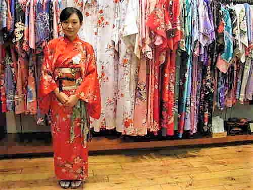 Mujer con Kimonos en local de Kimonos en China EPCOT