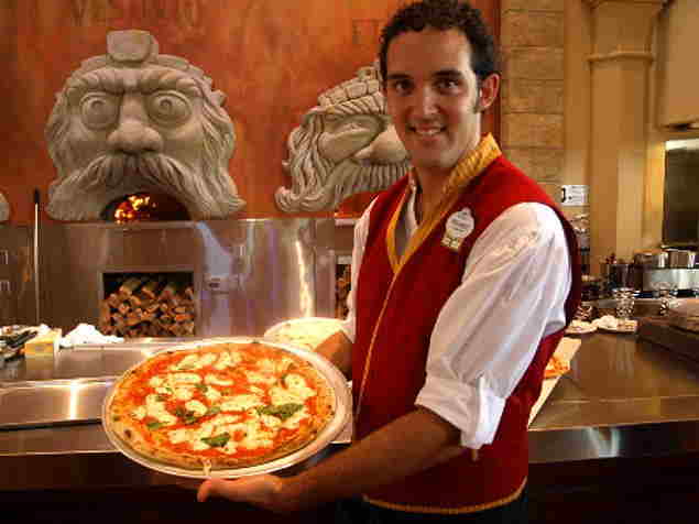 Camarero con Pizza del trestaurante Via Napoli de EPCOT