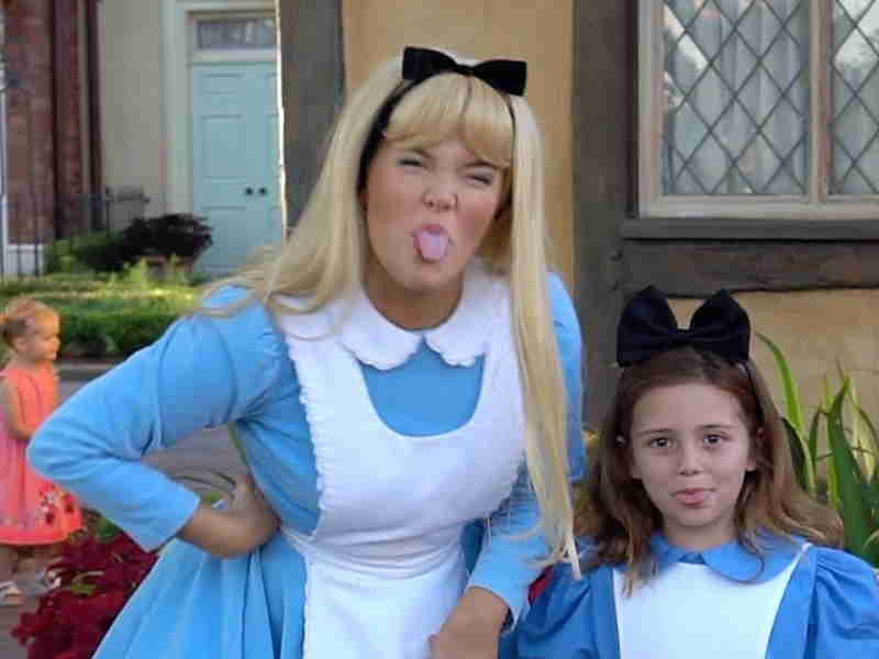 aliceUK Alicia sacando la lengia con una niña vestida como ella