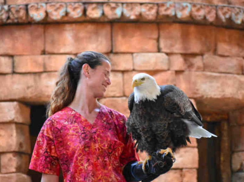 Mujer con Aguila en la mano
