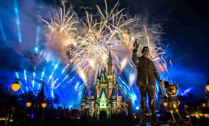 Show de fuegos artificiales y castillo iluminado del Magic Kingdom
